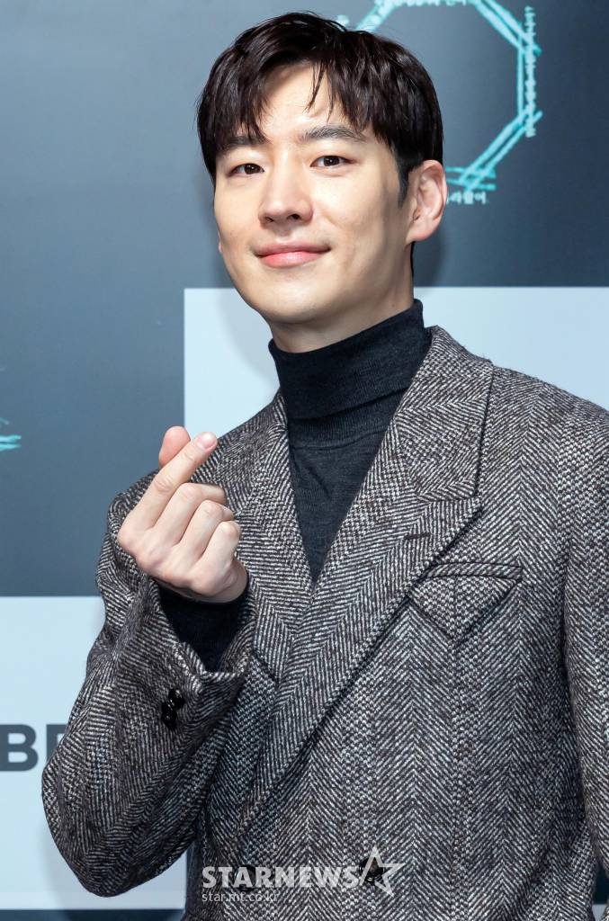 배우 이제훈이 16일 오전 온라인으로 진행된 네이버 오디오 무비 '층' 제작보고회에 참석해 포즈를 취하고 있다. 2021.12.16 <사진=㈜스토리웨이브픽쳐스> /사진=임성균 기자 tjdrbs23@