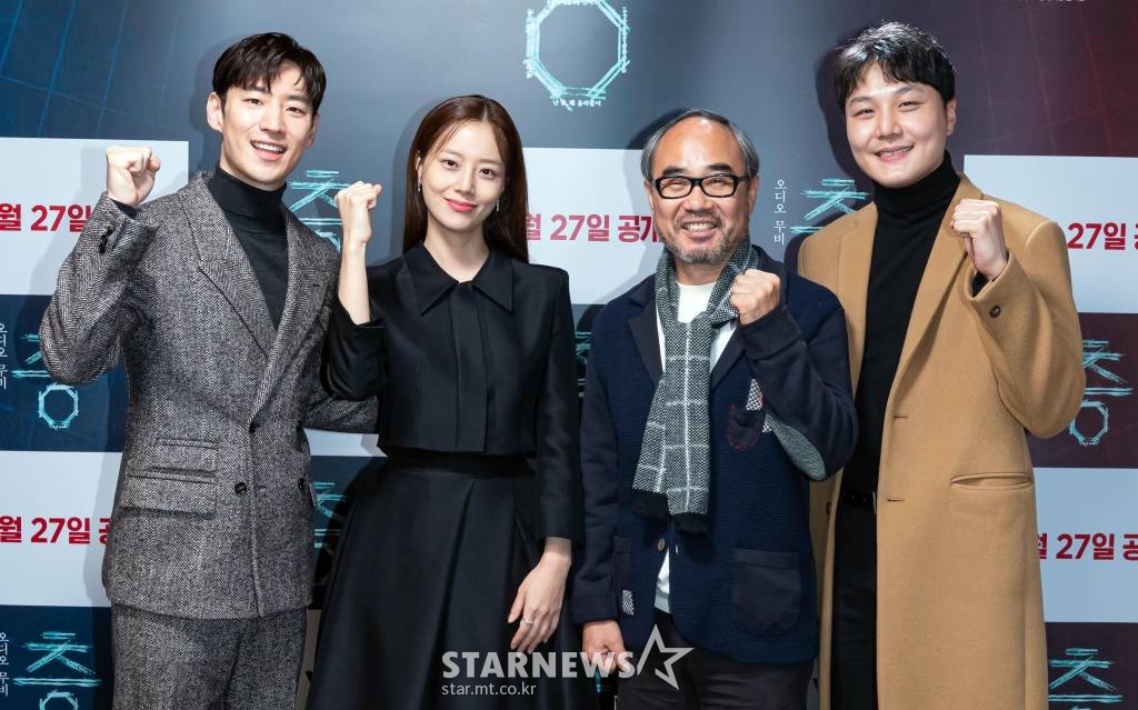 배우 이제훈, 문채원, 강신일, 임지환 감독이 16일 오전 온라인으로 진행된 네이버 오디오 무비 '층' 제작보고회에 참석해 포즈를 취하고 있다. 2021.12.16 <사진=㈜스토리웨이브픽쳐스> /사진=임성균 기자 tjdrbs23@