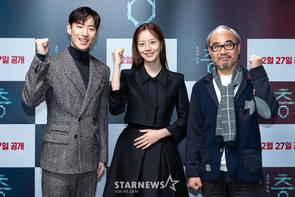 배우 이제훈, 문채원, 강신일이 16일 오전 온라인으로 진행된 네이버 오디오 무비 '층' 제작보고회에 참석해 포즈를 취하고 있다. 2021.12.16 <사진=㈜스토리웨이브픽쳐스> /사진=임성균 기자 tjdrbs23@