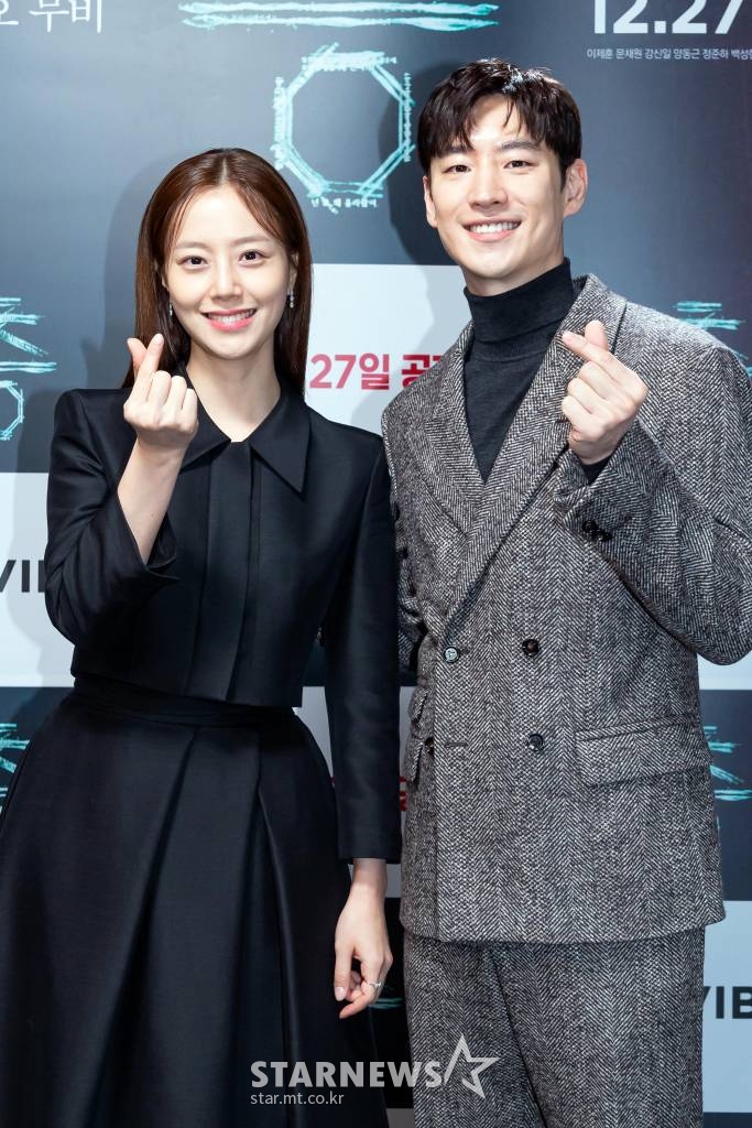 배우 문채원, 이제훈이 16일 오전 온라인으로 진행된 네이버 오디오 무비 '층' 제작보고회에 참석해 포즈를 취하고 있다. 2021.12.16 <사진=㈜스토리웨이브픽쳐스> /사진=임성균 기자 tjdrbs23@