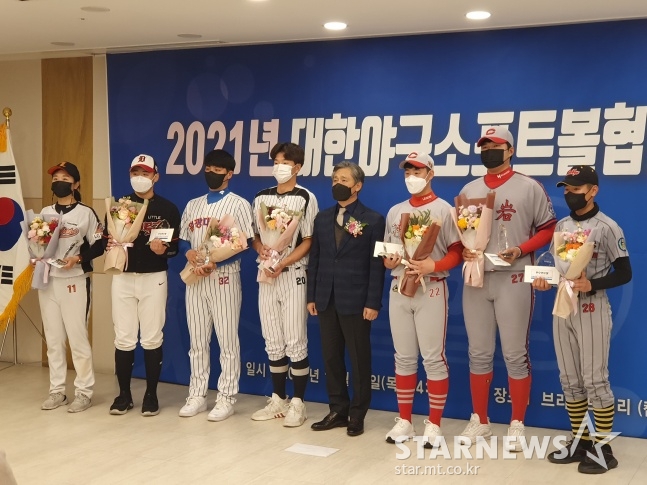 16일 서울 도곡동 브라이드밸리에서 열린 2021 대한야구소프트볼협회 시상식에서 부문별 수상자들이 기념사진을 위해 포즈를 취하고 있다./사진=김동윤 기자