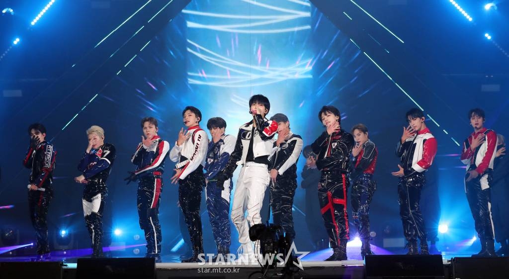 그룹 세븐틴(Seventeen) 에스쿱스, 정한, 조슈아, 준, 호시, 원우, 우지, 디에잇, 민규, 도겸, 승관, 버논, 디노가 2일 오후 방송된 2021 Asia Artist Awards(2021 아시아 아티스트 어워즈, 2021 AAA) 시상식에서 멋진 무대를 선보이고 있다. 스타뉴스가 주최하고 AAA 조직위원회가 주관하는 AAA는 어디에서도 보지 못했던 새로운 무대를 선보이며 전 세계 팬들의 눈과 귀를 사로잡아 명실상부 NO.1 글로벌 시상식으로 거듭났다. /사진=AAA 기자 star@