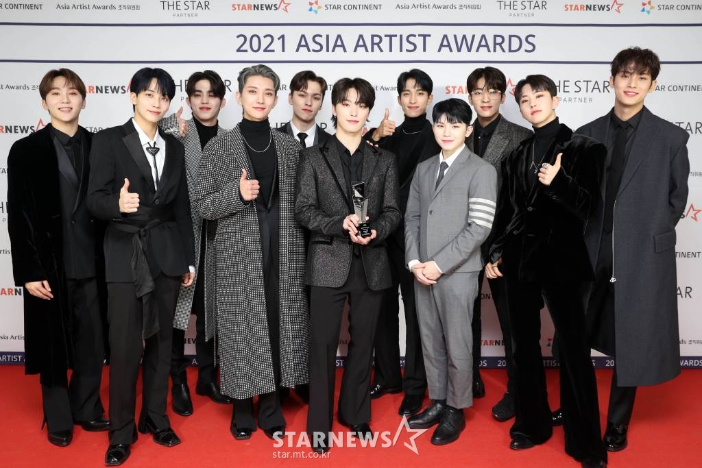 그룹 세븐틴이 2일 오후 서울 강서구 KBS아레나에서 진행된 '2021 Asia Artist Awards(2021 아시아 아티스트 어워즈, 2021 AAA)' 시상식에서 AAA 페블러스상을 수상하고 포즈를 취하고 있다. 스타뉴스가 주최하고 AAA 조직위원회가 주관하는 AAA는 어디에서도 보지 못했던 새로운 무대를 선보이며 전 세계 팬들의 눈과 귀를 사로잡아 명실상부 NO.1 글로벌 시상식으로 거듭났다. /사진=AAA 기자 star@