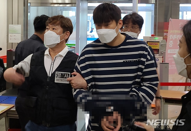 고액·상습체납자 명단에 이름을 올린 윤성환(가운데). /사진=뉴시스