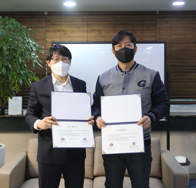 15일 협약식에 참석한 이석환 롯데 자이언츠 대표이사(오른쪽)와 박재범 서울대 스포츠과학연구소장. /사진=롯데 자이언츠 제공