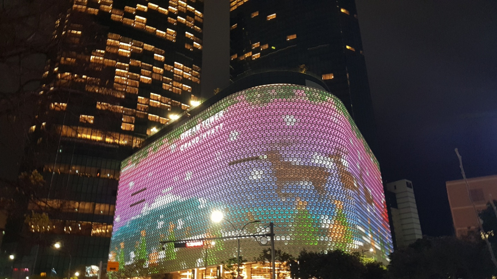 화려한 영상쇼를 보여주는 '미디어파사드'. 가로길이가 241m에 이른다.