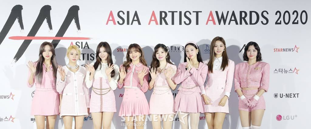 걸그룹 트와이스가 28일 마이뮤직테이스트에서 중계된2020 Asia Artist Awards(2020 아시아 아티스트 어워즈, 2020 AAA) 레드카펫 행사에서 포즈를 취하고 있다. 스타뉴스가 주최하고 AAA 조직위원회가 주관하는 AAA는 어디에서도 보지 못했던 새로운 무대를 선보이며 전 세계 팬들의 눈과 귀를 사로잡아 명실상부 NO.1 글로벌 시상식으로 거듭났다. /사진=김창현 기자 chmt@