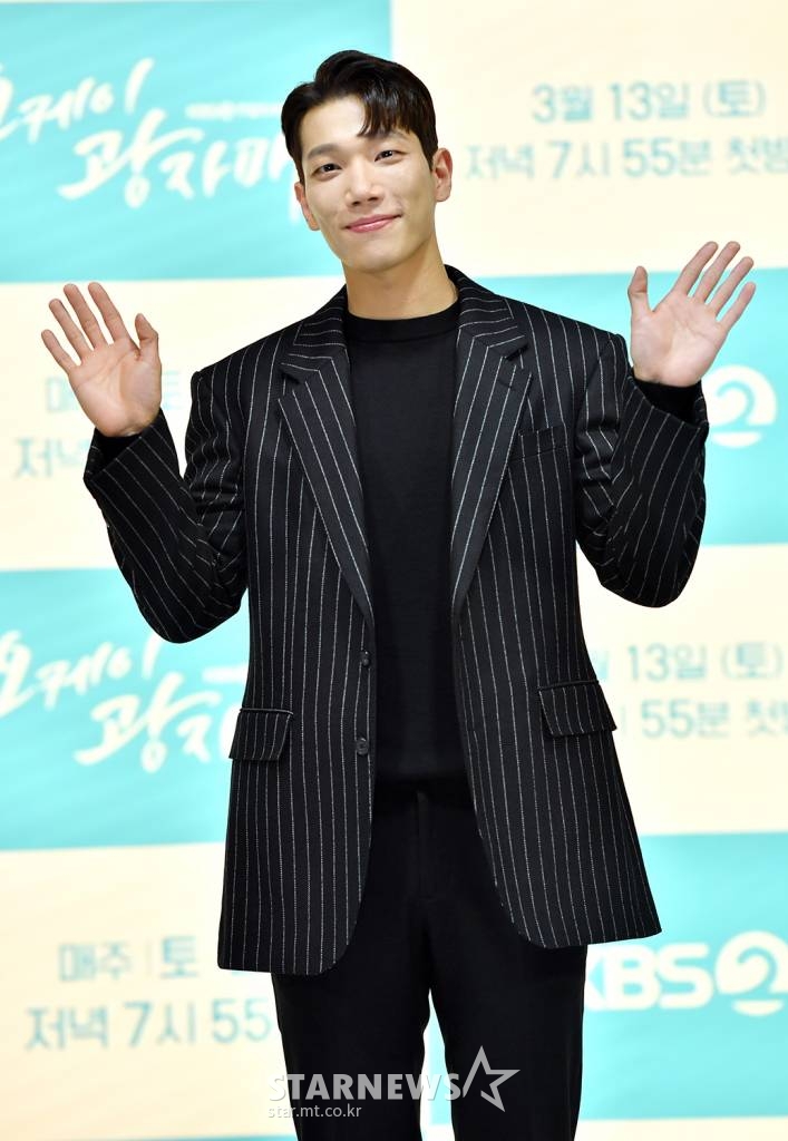배우 김경남이 12일 오후 온라인으로 진행된 KBS 2TV 새 주말드라마 '오케이 광자매' 제작발표회에 참석해 포즈를 취하고 있다.'오케이 광자매'는 부모의 이혼 소송 중 벌어진 엄마의 피살 사건, 가족 모두가 살인 용의자로 지목되며 시작하는 미스터리 스릴러 멜로 코믹 홈드라마로 오는 13일 첫 방송된다. / 사진제공 = KBS /사진=김창현 기자 chmt@