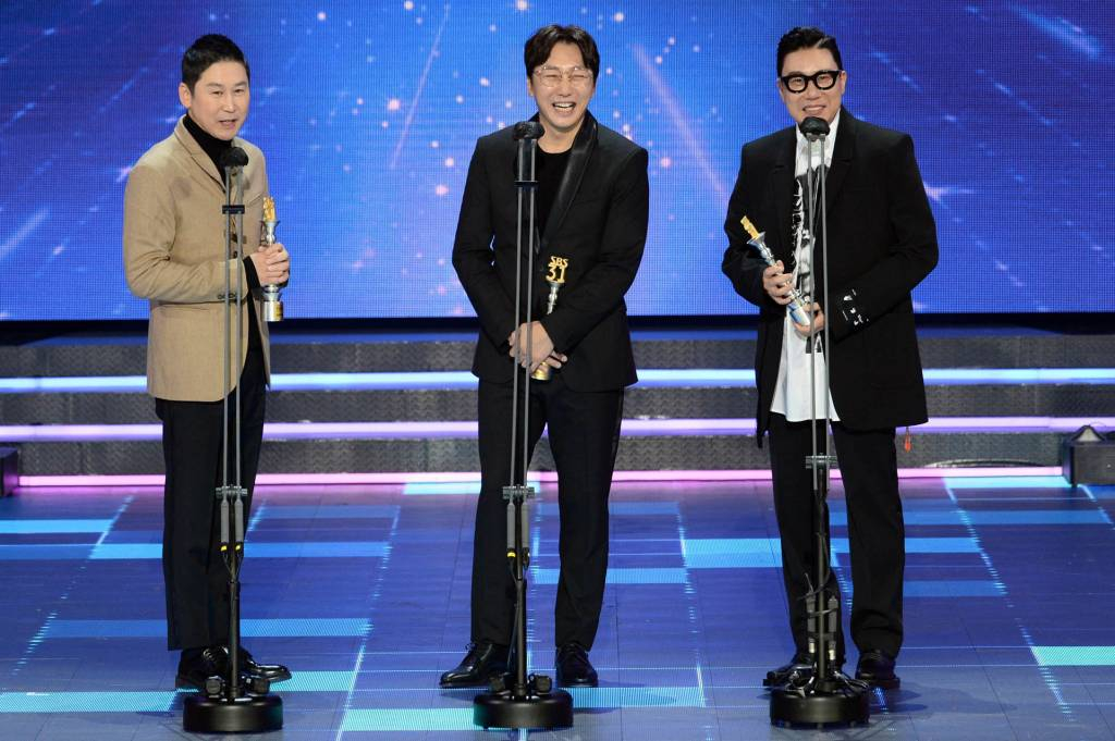신동엽, 탁재훈, 이상민이 18일 오후 서울 상암동 SBS프리즘타워에서 열린 '2021 SBS 연예대상' 시상식에서 올해의 예능인상을 수상하고 소감을 말하고 있다. 2021.12.18 <사진=SBS> /사진=임성균 기자 tjdrbs23@