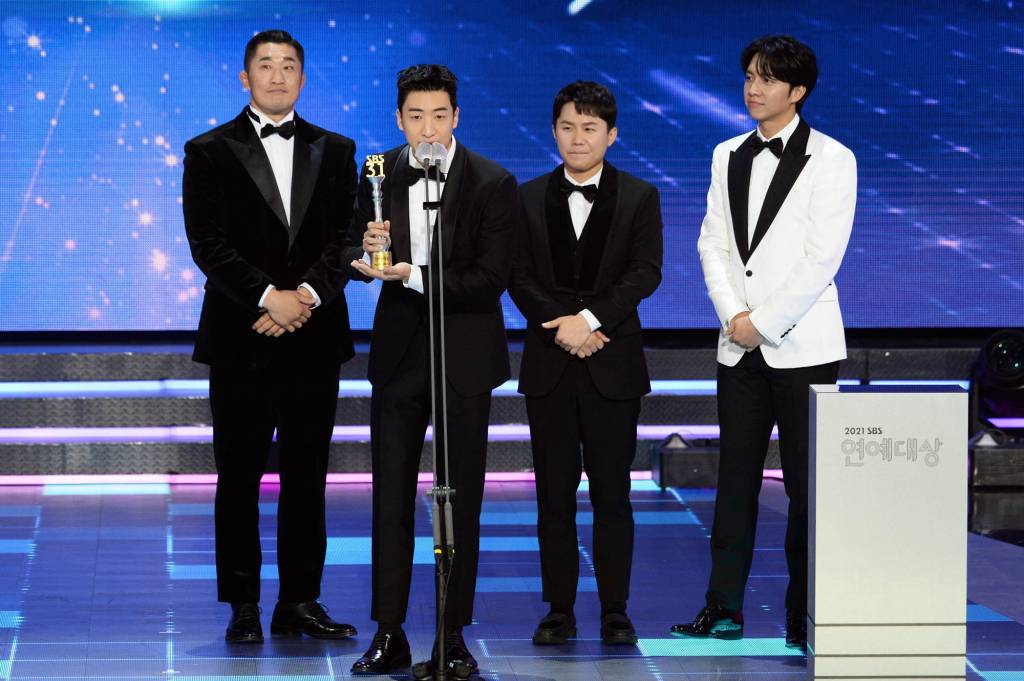 김동현, 유수빈, 양세형, 이승기가 18일 오후 서울 상암동 SBS프리즘타워에서 열린 '2021 SBS 연예대상' 시상식에서 팀케미상을 수상하고 소감을 말하고 있다. 2021.12.18 <사진=SBS> /사진=임성균 기자 tjdrbs23@