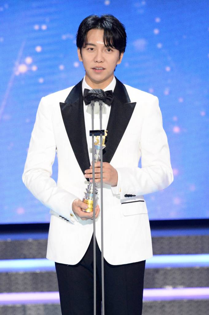 가수 이승기가 18일 오후 서울 상암동 SBS프리즘타워에서 열린 '2021 SBS 연예대상' 시상식에서 올해의 예능인상을 수상하고 소감을 말하고 있다. 2021.12.18 <사진=SBS> /사진=임성균 기자 tjdrbs23@