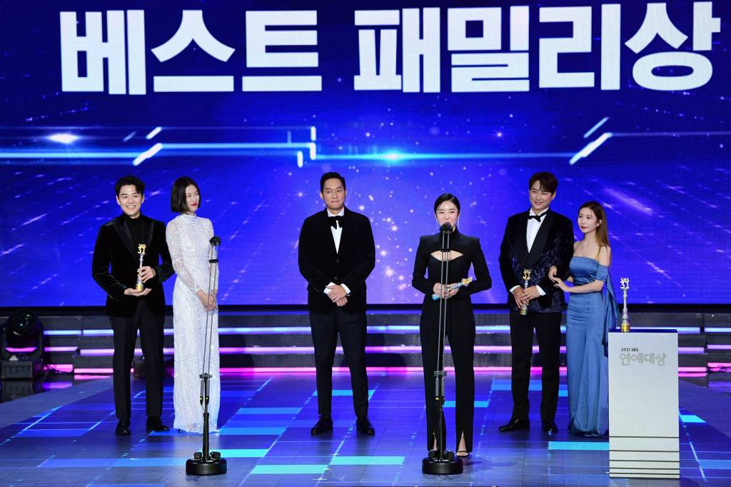 동상이몽2 김윤지를 비롯한 출연자들이 18일 오후 서울 상암동 SBS프리즘타워에서 열린 '2021 SBS 연예대상' 시상식에서 베스트 패밀리상을 수상하고 소감을 말하고 있다. 2021.12.18 <사진=SBS> /사진=임성균 기자 tjdrbs23@
