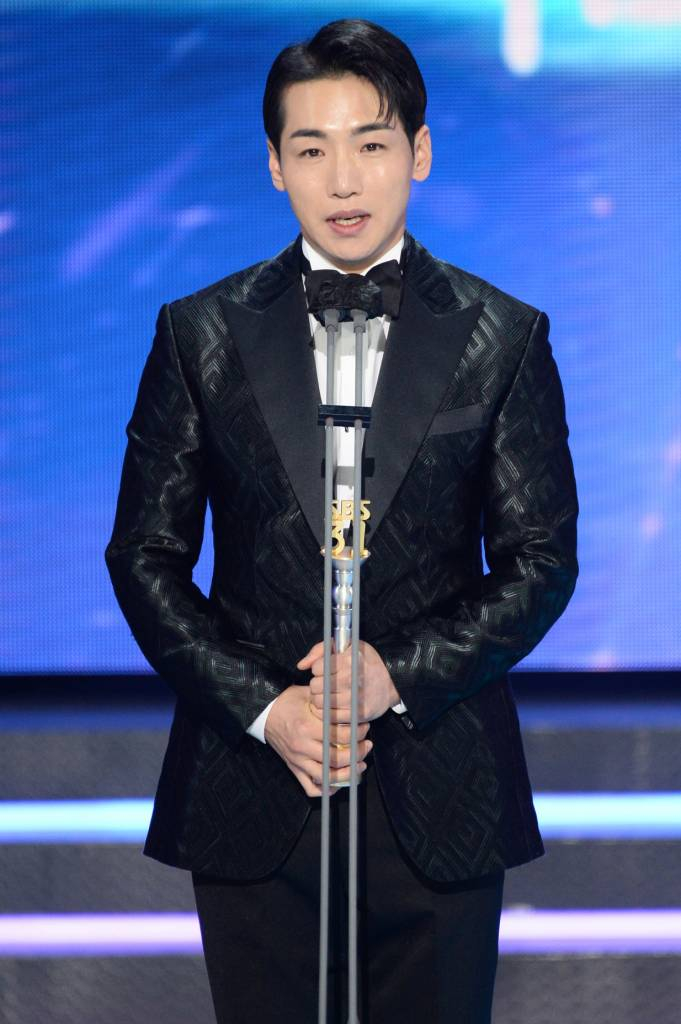 가수 박군이 18일 오후 서울 상암동 SBS프리즘타워에서 열린 '2021 SBS 연예대상' 시상식에서 리얼리티부문 신인상을 수상하고 소감을 말하고 있다. 2021.12.18 <사진=SBS> /사진=임성균 기자 tjdrbs23@