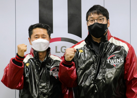 김인석(왼쪽) LG 스포츠 대표이사와 김현수. /사진=LG 트윈스 제공