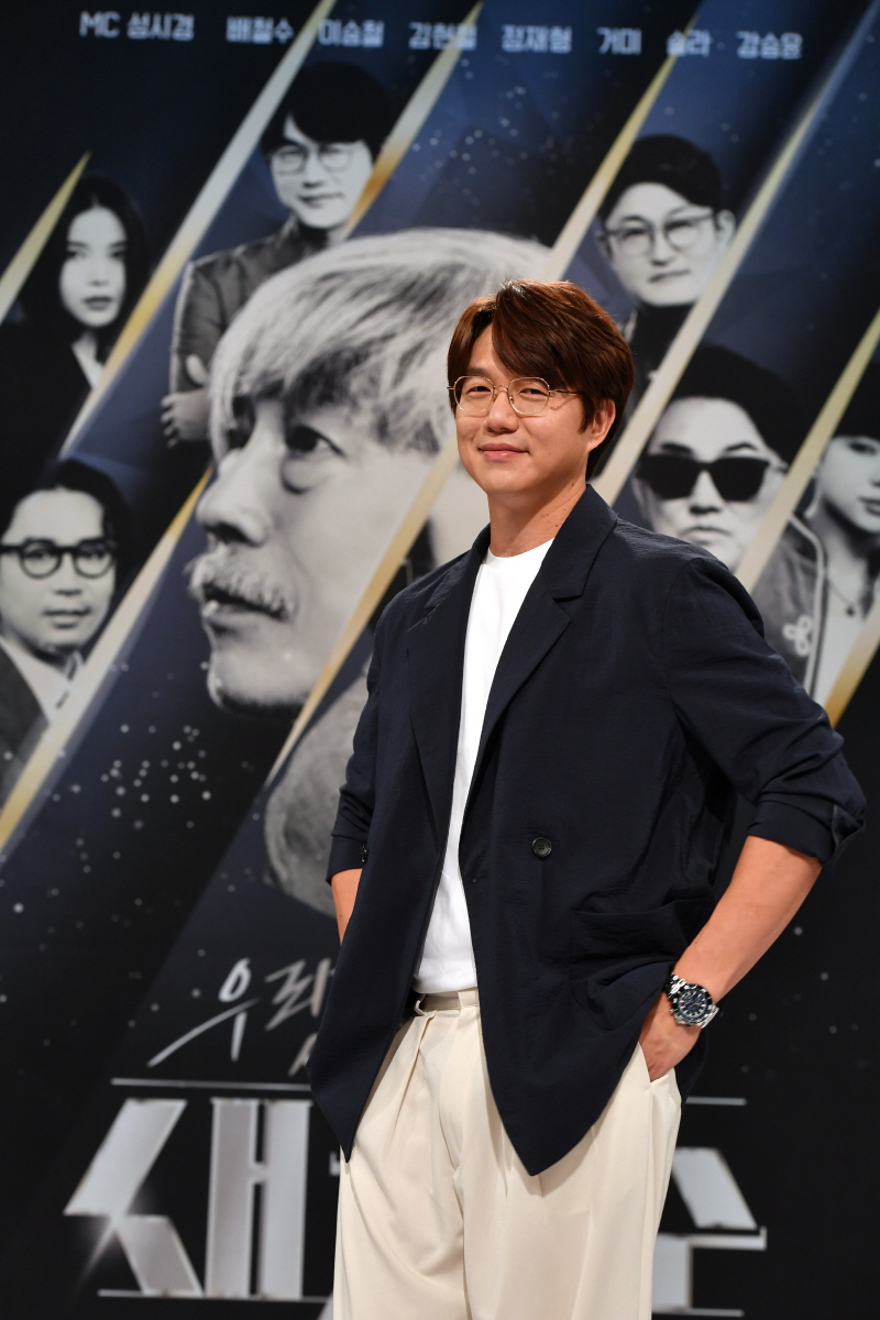 가수 성시경이 15일 오전 온라인 생중계로 진행된 KBS 2TV 예능 '우리가 사랑한 그 노래, 새가수' 제작발표회에 참석해 포즈를 취하고 있다. /사진제공=KBS 2021.07.15 /사진=이동훈 기자 photoguy@