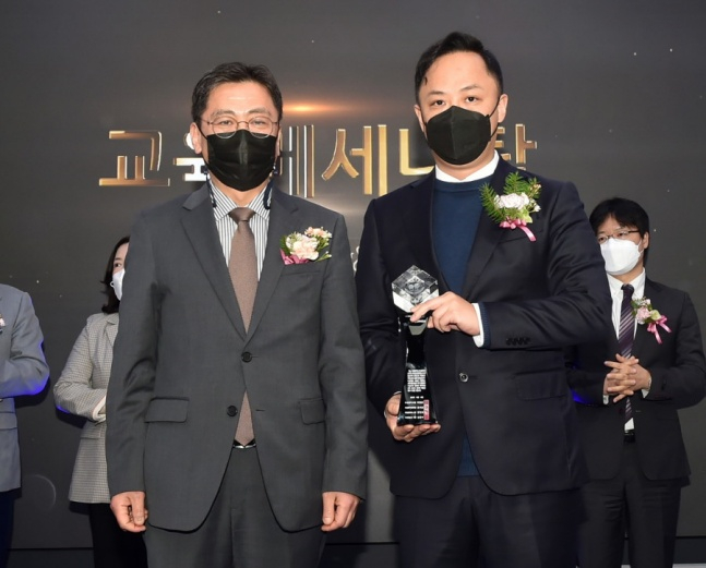 16일 시상식에 참석한 김윤일 부산시 경제부시장(왼쪽)과 김종호 롯데자이언츠 마케팅팀장./사진=롯데 자이언츠