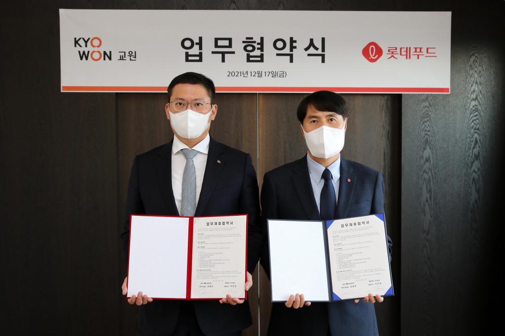 교원그룹-롯데푸드, MOU 체결 기념촬영,(좌)장동하 교원그룹 기획조정실장