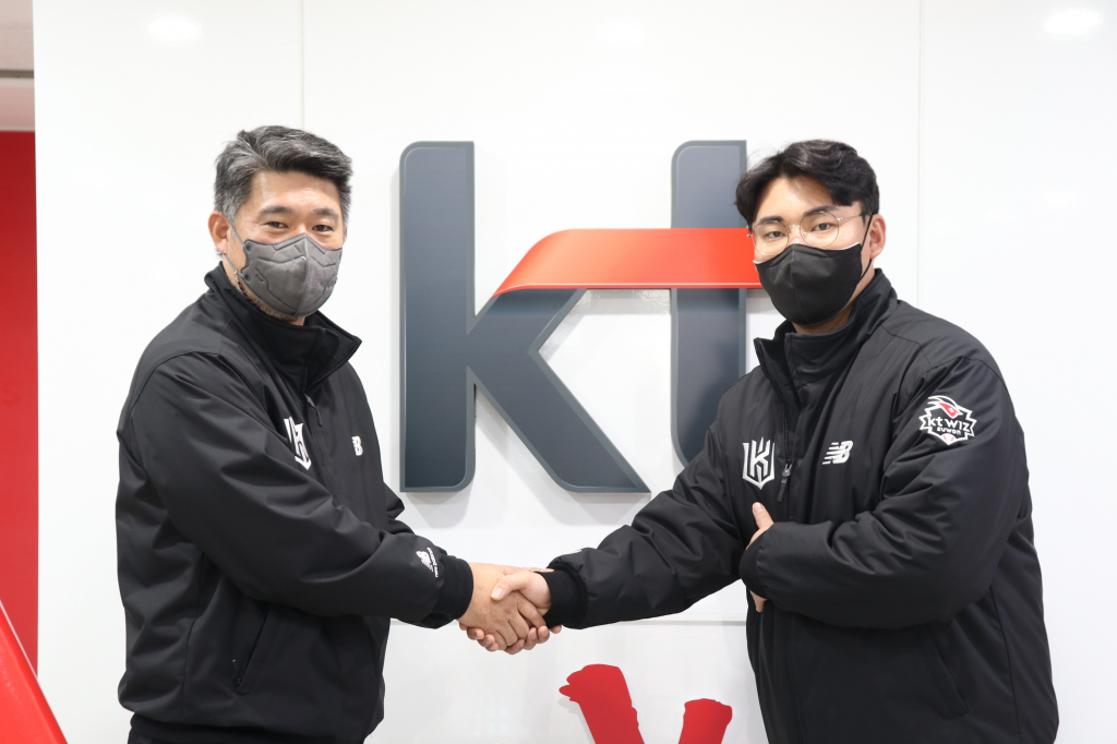 계약 직후 기념사진을 촬영한 이숭용 단장과 장성우(오른쪽)./사진=kt wiz