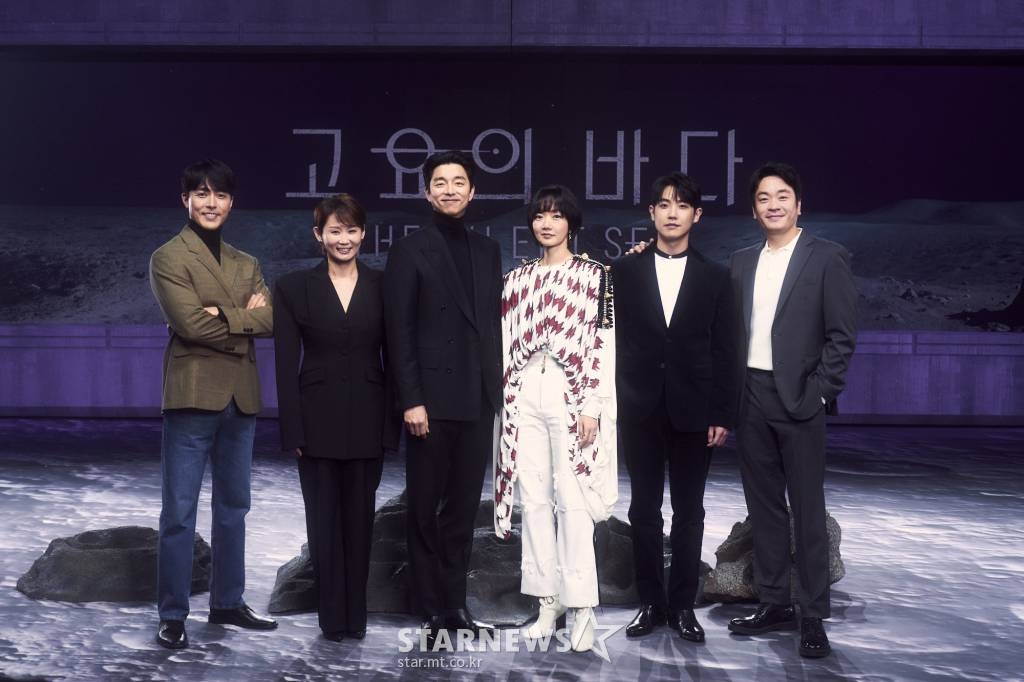 배우 이무생, 김선영, 공유, 배두나, 이준, 이성욱이 22일 오전 온라인 생중계로 진행된 넷플릭스 오리지널 드라마 '고요의 바다' 제작발표회에 참석해 포즈를 취하고 있다. 필수 자원의 고갈로 황폐해진 근미래의 지구, 특수 임무를 받고 달에 버려진 연구기지로 떠난 정예 대원들의 이야기를 담은 '고요의 바다'는 오는 24일 공개된다. /사진제공=넷플릭스 2021.12.22 /사진=이동훈 기자 photoguy@