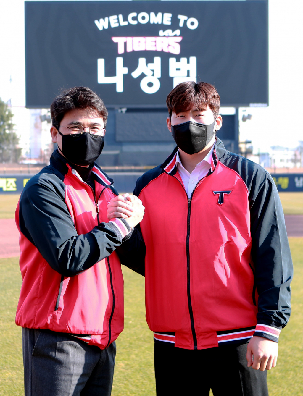 장정석(왼쪽) KIA 타이거즈 단장과 나성범. /사진=KIA 타이거즈 제공