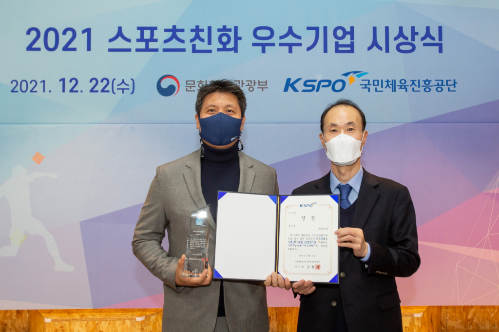 골프존이 지난 22일(수) 스포츠산업종합지원센터에서 열린 ‘스포츠친화 우수기업 시상식’에서 국민체육진흥공단 이사장상(우수상)을 수상했다. 시상식에 참석한 (왼쪽부터) 골프존 대표이사 박강수 프로와 국민체육진흥공단 체육진흥사업본부 오장수 본부장이 기념촬영을 하고 있다. /사진제공=골프존