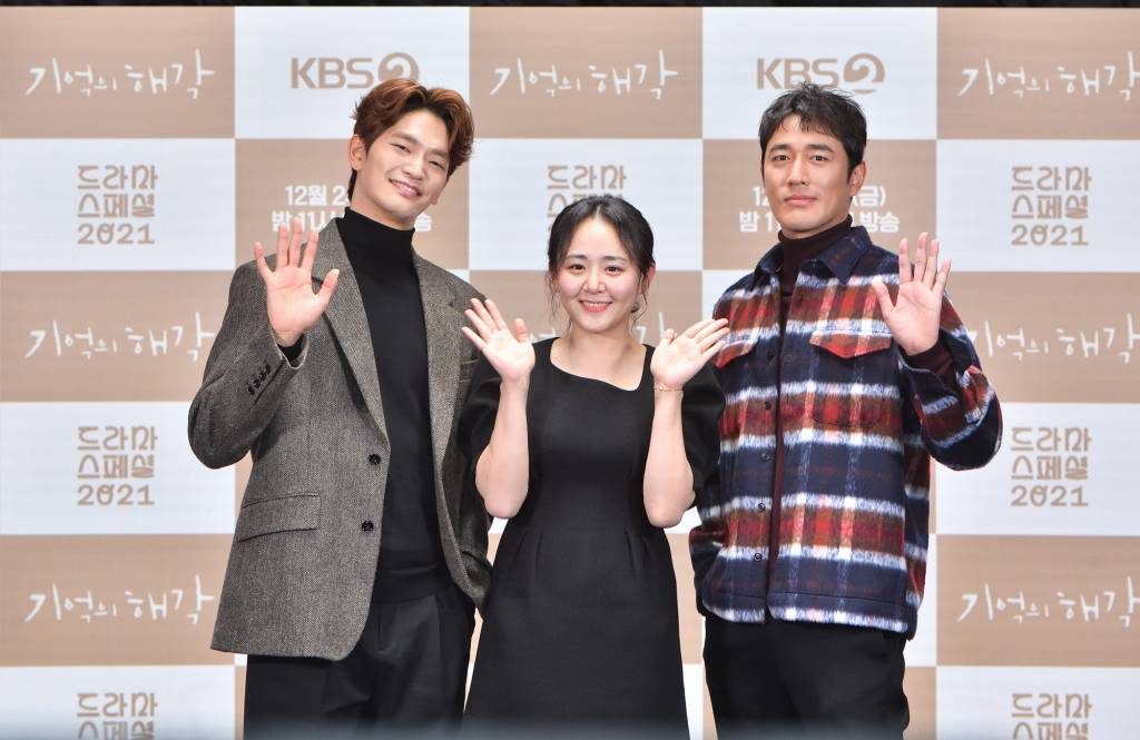 배우 강상준, 문근영, 조한선이 24일 오후 온라인 생중계로 진행된 KBS 드라마 스페셜 2021 '기억의 해각' 기자간담회에 참석해 포즈를 취하고 있다.  알코올 중독 남편을 간호하던 아내가 알코올 중독이 되어 상처 속을 헤매다가 미지의 소년을 만나 남편에 대한 사랑, 그 지독한 감정과 이별하는 법을 배워가는 이야기 '기억의 해각'은 오늘(24일) 방송된다. /사진제공=KBS 2021.12.24 /사진=이동훈 기자 photoguy@