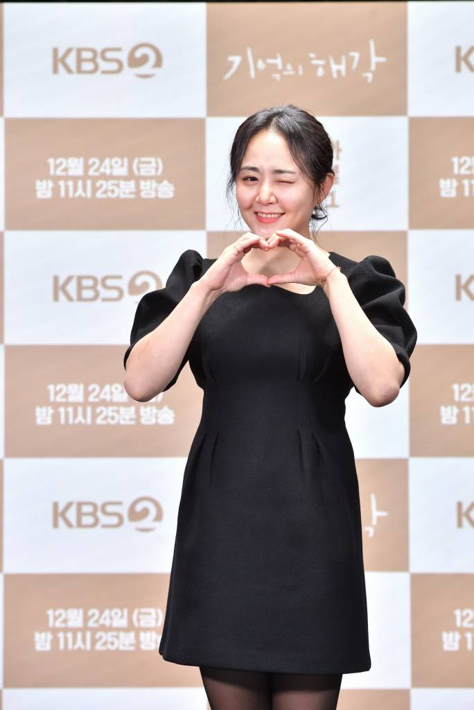 배우 문근영이 24일 오후 온라인 생중계로 진행된 KBS 드라마 스페셜 2021 '기억의 해각' 기자간담회에 참석해 포즈를 취하고 있다.  알코올 중독 남편을 간호하던 아내가 알코올 중독이 되어 상처 속을 헤매다가 미지의 소년을 만나 남편에 대한 사랑, 그 지독한 감정과 이별하는 법을 배워가는 이야기 '기억의 해각'은 오늘(24일) 방송된다. /사진제공=KBS 2021.12.24 /사진=이동훈 기자 photoguy@