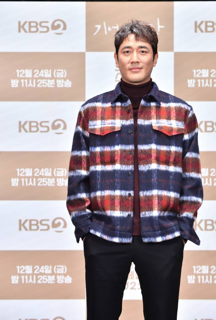 배우 조한선이 24일 오후 온라인 생중계로 진행된 KBS 드라마 스페셜 2021 '기억의 해각' 기자간담회에 참석해 포즈를 취하고 있다.  알코올 중독 남편을 간호하던 아내가 알코올 중독이 되어 상처 속을 헤매다가 미지의 소년을 만나 남편에 대한 사랑, 그 지독한 감정과 이별하는 법을 배워가는 이야기 '기억의 해각'은 오늘(24일) 방송된다. /사진제공=KBS 2021.12.24 /사진=이동훈 기자 photoguy@