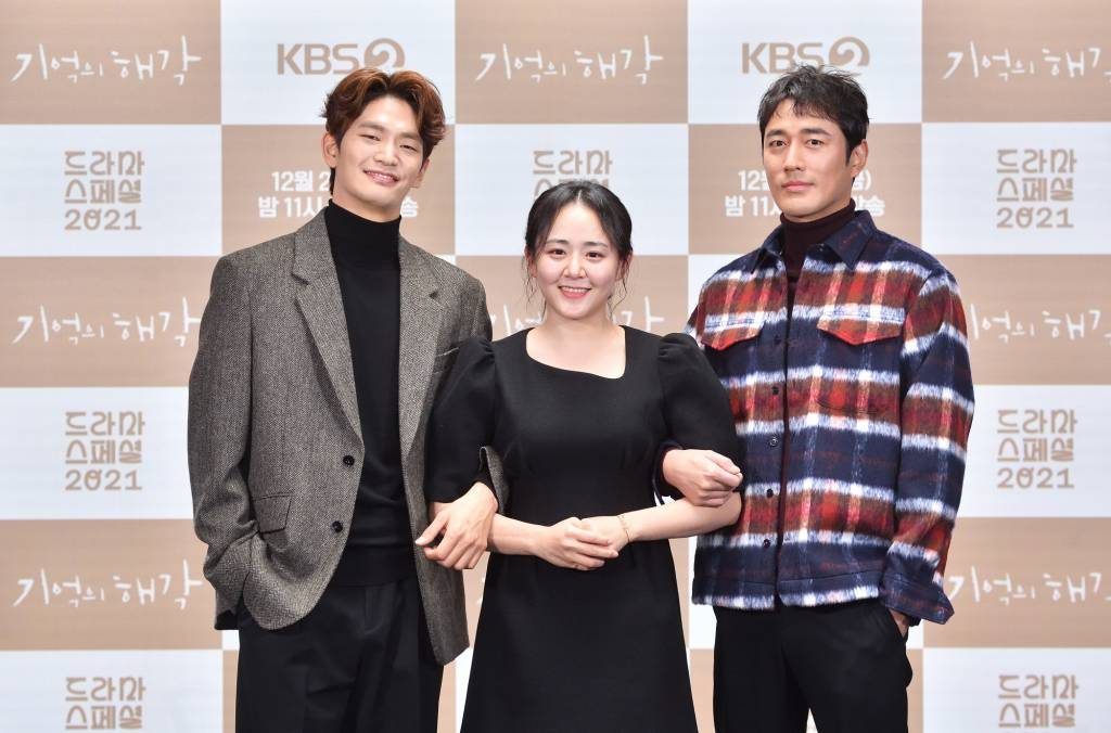 배우 강상준, 문근영, 조한선이 24일 오후 온라인 생중계로 진행된 KBS 드라마 스페셜 2021 '기억의 해각' 기자간담회에 참석해 포즈를 취하고 있다.  알코올 중독 남편을 간호하던 아내가 알코올 중독이 되어 상처 속을 헤매다가 미지의 소년을 만나 남편에 대한 사랑, 그 지독한 감정과 이별하는 법을 배워가는 이야기 '기억의 해각'은 오늘(24일) 방송된다. /사진제공=KBS 2021.12.24 /사진=이동훈 기자 photoguy@