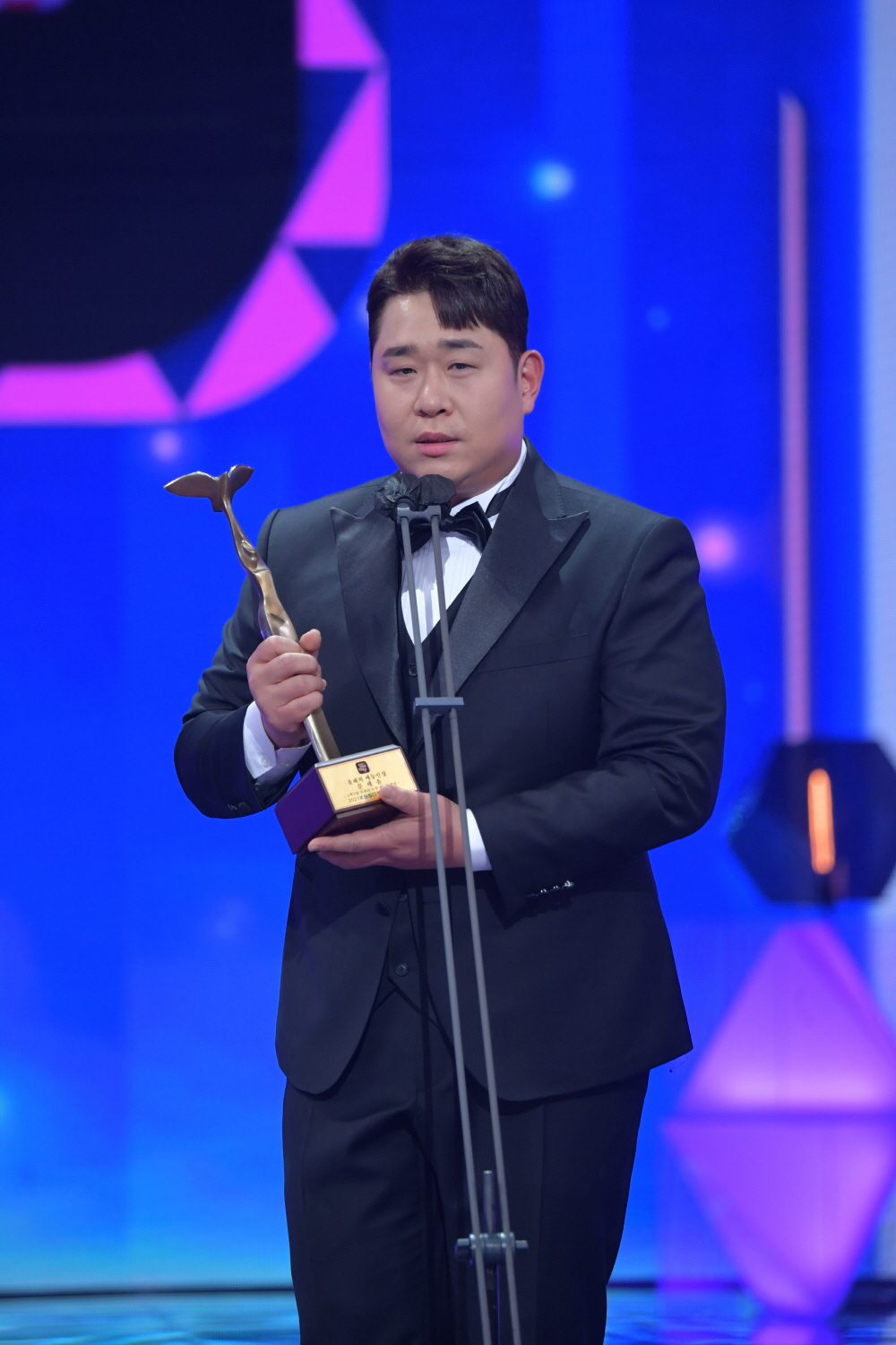 김종민, 문세윤이 25일 오후 진행된 '2021 KBS 연예대상'에서 올해의 예능인상을 수상한 뒤 소감을 밝히고 있다. /사진제공=KBS 2021.12.25 /사진=이동훈 기자 photoguy@