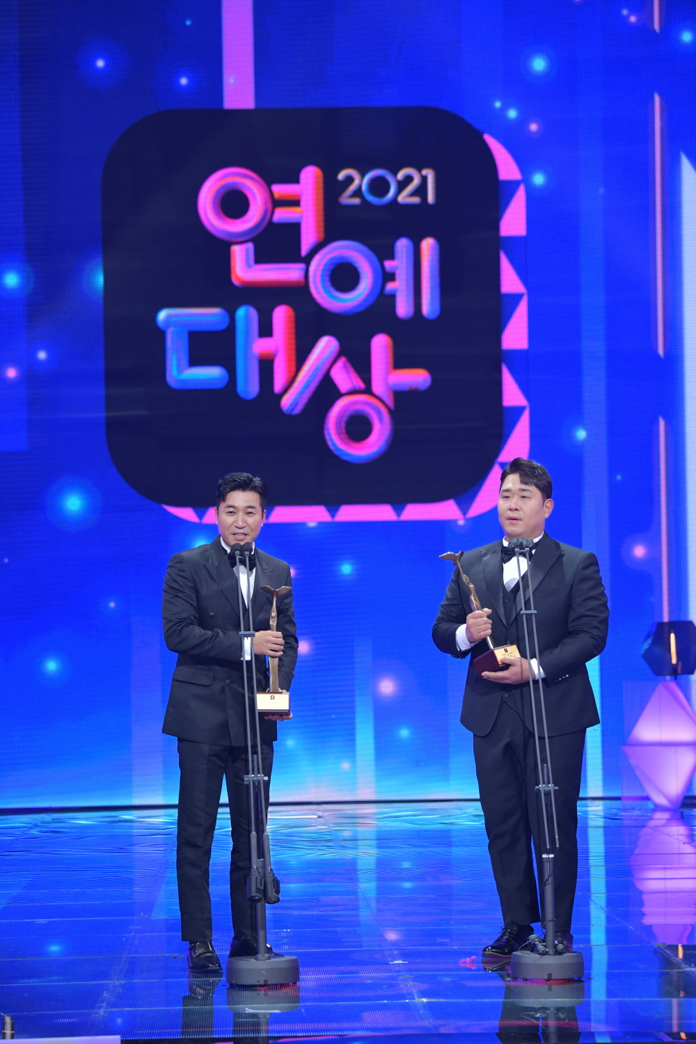 김종민, 문세윤이 25일 오후 진행된 '2021 KBS 연예대상'에서 올해의 예능인상을 수상한 뒤 소감을 밝히고 있다. /사진제공=KBS 2021.12.25 /사진=이동훈 기자 photoguy@