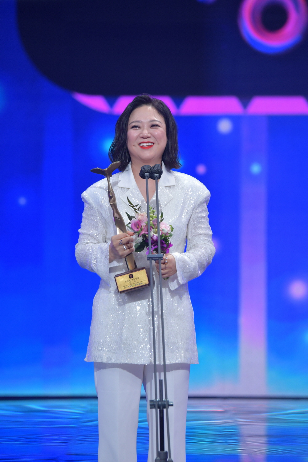 김숙, 전현무가 25일 오후 진행된 '2021 KBS 연예대상'에서 올해의 예능인상을 수상한 뒤 소감을 밝히고 있다. /사진제공=KBS 2021.12.25 /사진=이동훈 기자 photoguy@