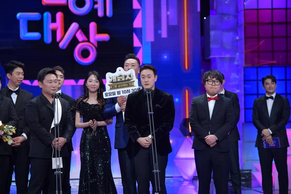 '개승자'에 출연중인 개그맨들이 25일 오후 진행된 '2021 KBS 연예대상'에서 베스트 챌린지상을 수상한 뒤 소감을 밝히고 있다. /사진제공=KBS 2021.12.25 /사진=이동훈 기자 photoguy@