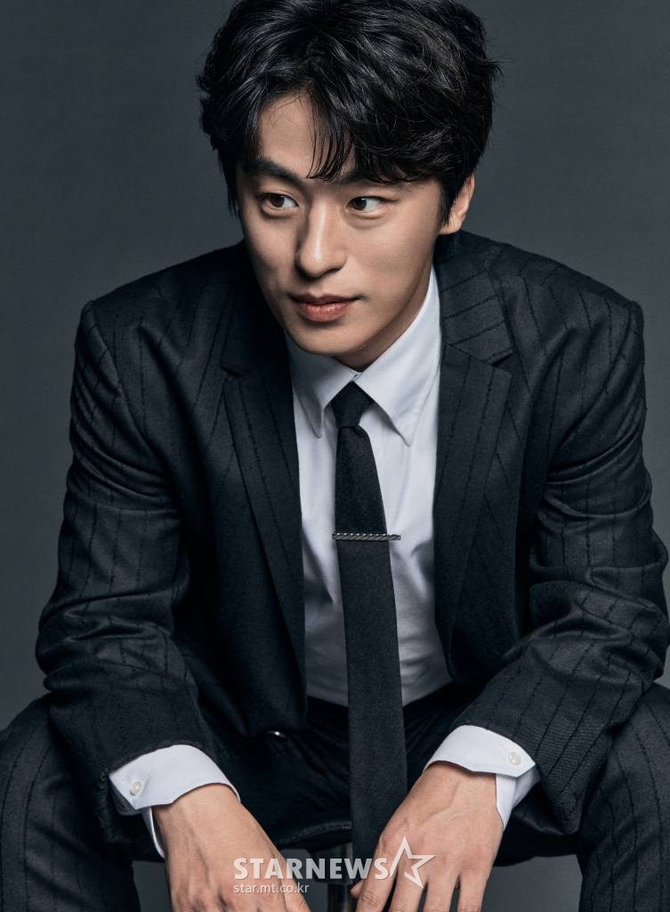 넷플릭스 오리지널 드라마 'D.P.' 주연배우 구교환이 2일 오후 온라인으로 진행된 인터뷰를 위해 포즈를 취하고 있다. 'D.P.'는 탈영병들을 잡는 군무 이탈 체포조(D.P.) 준호(정해인)와 호열(구교환)이 다양한 사연을 가진 이들을 쫓으며 미처 알지 못했던 현실을 마주하는 이야기다. /사진제공=넷플릭스 2021.09.02