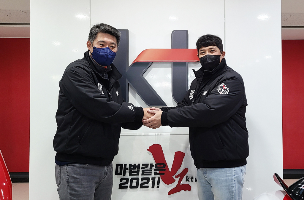 황재균(오른쪽)이 FA 계약 체결 후 이숭용 KT 단장과 악수하고 있다./사진=KT 위즈