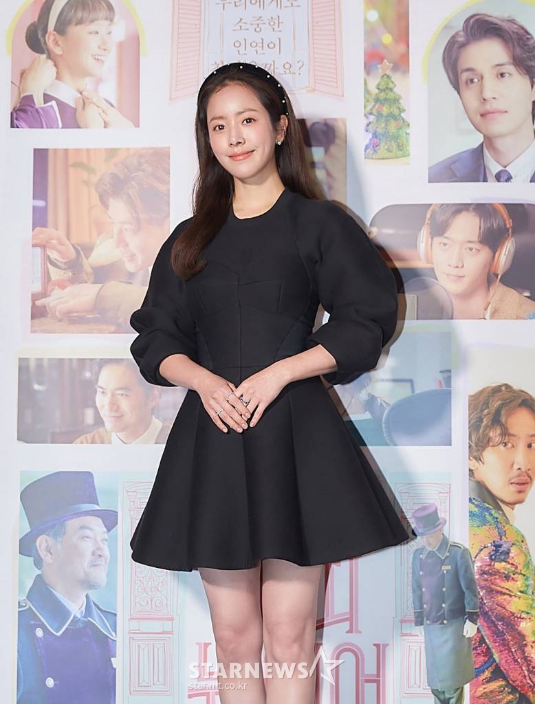 배우 한지민이 27일 오후 서울 CGV 용산아이파크몰에서 진행된 영화 '해피 뉴 이어'(감독 곽재용) 언론배급시사회에 참석해 포즈를 취하고 있다. 저마다의 사연을 안고 호텔 엠로스를 찾은 사람들이 각자의 방식으로 자신만의 인연을 만들어가는 이야기 '해피 뉴 이어'는 오는 29일 개봉된다. /사진제공=CJENM 2021.12.27 /사진=이동훈 기자 photoguy@