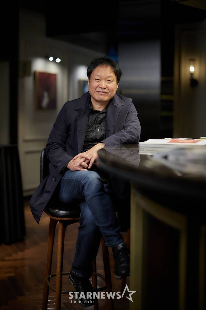 영화 '해피 뉴 이어' 곽재용 감독이 28일 진행된 화상인터뷰를 위해 포즈를 취하고 있다.  저마다의 사연을 안고 호텔 엠로스를 찾은 사람들이 각자의 방식으로 자신만의 인연을 만들어가는 이야기 '해피 뉴 이어'는 오는 29일 개봉된다. /사진제공=CJ ENM, 티빙 2021.12.28 /사진=이동훈 기자 photoguy@
