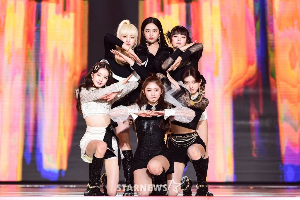 걸그룹 아이브(IVE)가 2021 SBS 가요대전에서 멋진 무대를 펼치고 있다. /사진제공=SBS