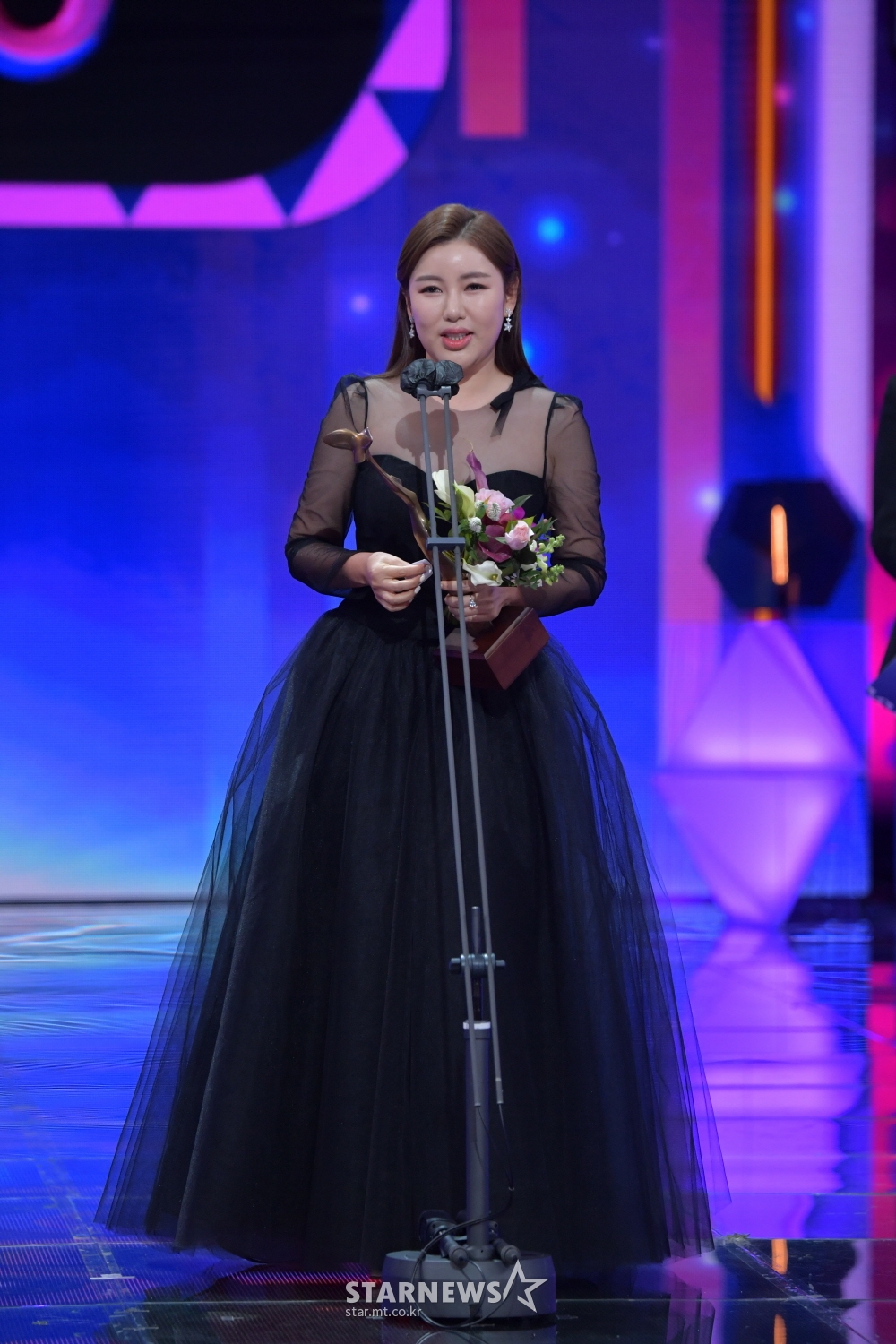 가수 송가인이 25일 오후 진행된 '2021 KBS 연예대상'에서 인기상을 수상한 뒤 소감을 밝히고 있다. /사진제공=KBS 2021.12.25 /사진=이동훈 기자 photoguy@