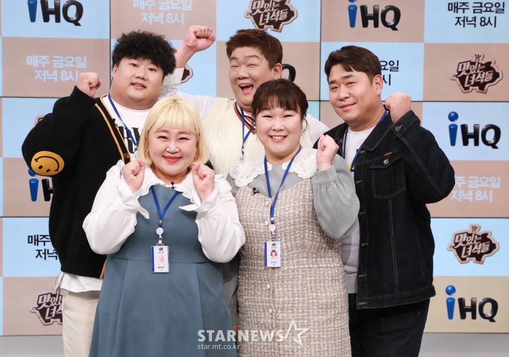 개그맨 김태원, 유민상, 문세윤, 김민경, 홍윤화가 30일 오후 온라인 생중계로 진행된 IHQ 새 예능 '맛있는 녀석들' 기자간담회에 참석해 포즈를 취하고 있다.  '맛있는 녀석들'은 지난 2015년부터 전국 팔도를 돌아다니며 먹방을 선보인 채널 IHQ의 대표 예능 프로그램으로 최근 김준현의 하차로 홍윤화, 김태원이 합류해 새롭게 출발한다. /사진제공=IHQ 2021.12.30 /사진=이동훈 기자 photoguy@