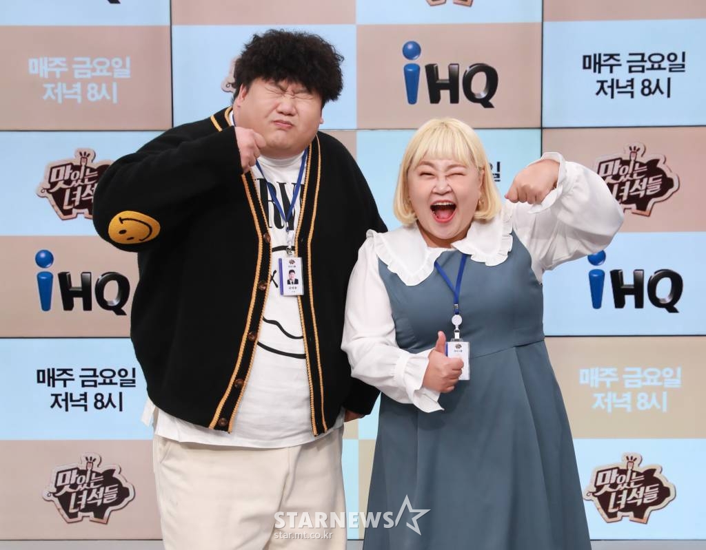 개그맨 김태원, 홍윤화가 30일 오후 온라인 생중계로 진행된 IHQ 새 예능 '맛있는 녀석들' 기자간담회에 참석해 포즈를 취하고 있다.  '맛있는 녀석들'은 지난 2015년부터 전국 팔도를 돌아다니며 먹방을 선보인 채널 IHQ의 대표 예능 프로그램으로 최근 김준현의 하차로 홍윤화, 김태원이 합류해 새롭게 출발한다. /사진제공=IHQ 2021.12.30 /사진=이동훈 기자 photoguy@