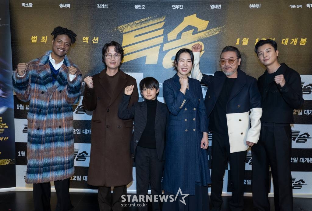 배우 한현민, 송새벽, 정현준, 염혜란, 김의성, 연우진이 30일 오후 서울 롯데시네마 건대입구점에서 진행된 영화 '특송'(감독 박대민) 언론배급시사회에 참석해 포즈를 취하고 있다.  성공률 100%의 특송 전문 드라이버 '은하'가 예기치 못한 배송사고에 휘말리면서 벌어지는 추격전을 담은 범죄 오락 액션 영화 '특송'은 내년 1월 12일 개봉된다. /사진제공=NEW 2021.12.30 /사진=이동훈 기자 photoguy@