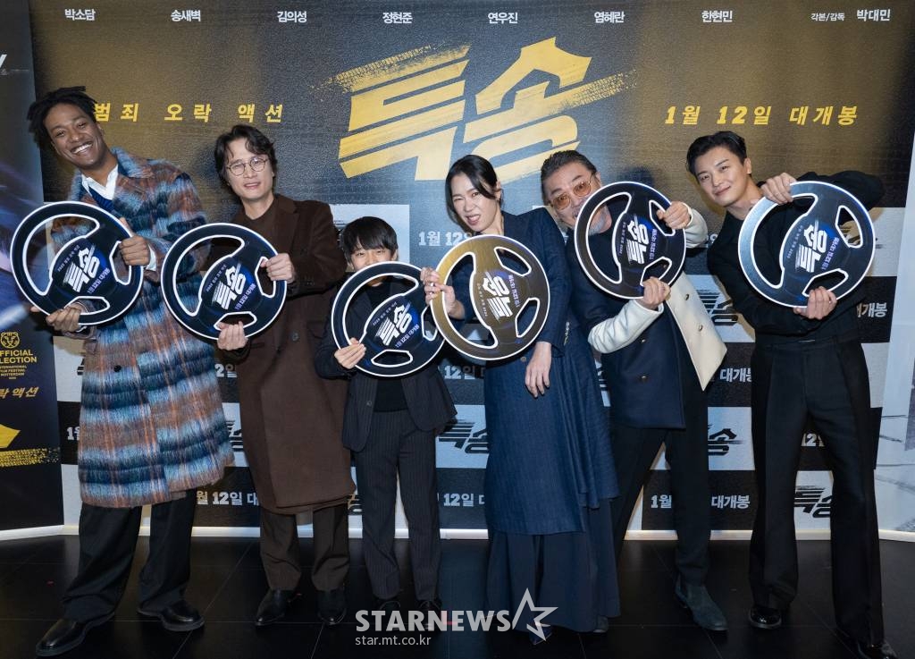 배우 한현민, 송새벽, 정현준, 염혜란, 김의성, 연우진이 30일 오후 서울 롯데시네마 건대입구점에서 진행된 영화 '특송'(감독 박대민) 언론배급시사회에 참석해 포즈를 취하고 있다.  성공률 100%의 특송 전문 드라이버 '은하'가 예기치 못한 배송사고에 휘말리면서 벌어지는 추격전을 담은 범죄 오락 액션 영화 '특송'은 내년 1월 12일 개봉된다. /사진제공=NEW 2021.12.30 /사진=이동훈 기자 photoguy@