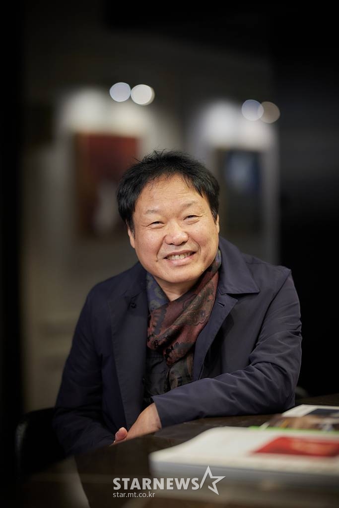 영화 '해피 뉴 이어' 곽재용 감독이 28일 진행된 화상인터뷰를 위해 포즈를 취하고 있다. 저마다의 사연을 안고 호텔 엠로스를 찾은 사람들이 각자의 방식으로 자신만의 인연을 만들어가는 이야기 '해피 뉴 이어'는 오는 29일 개봉된다. /사진제공=CJ ENM, 티빙 2021.12.28 /사진=이동훈 기자 photoguy@