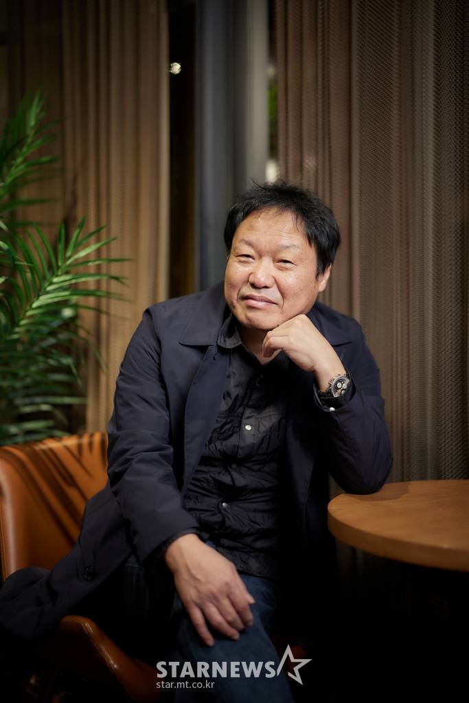 영화 '해피 뉴 이어' 곽재용 감독이 28일 진행된 화상인터뷰를 위해 포즈를 취하고 있다. 저마다의 사연을 안고 호텔 엠로스를 찾은 사람들이 각자의 방식으로 자신만의 인연을 만들어가는 이야기 '해피 뉴 이어'는 오는 29일 개봉된다. /사진제공=CJ ENM, 티빙 2021.12.28 /사진=이동훈 기자 photoguy@