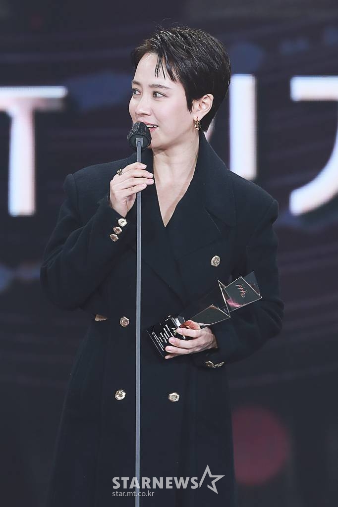 배우 송지효가 2일 오후 서울 강서구 등촌동 KBS 아레나에서 열린 2021 Asia Artist Awards (2021 아시아 아티스트 어워즈, 2021 AAA) 시상식에서 AAA RET 인기상을 수상하고 소감을 전하고 있다. /사진=AAA 기자 star@