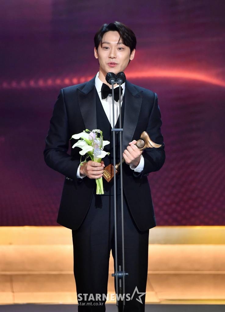 배우 이도현이 31일 오후 서울 여의도 KBS에서 진행된 '2021 KBS 연기대상'에서 최우수상을 수상한 뒤 소감을 밝히고 있다. /사진제공=KBS 2021.12.31 /사진=이동훈 기자 photoguy@