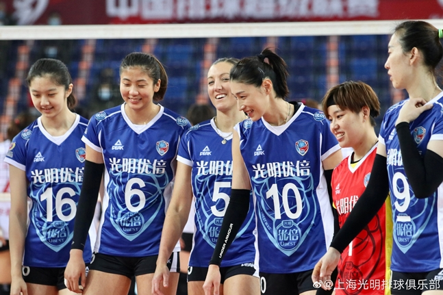 랴오닝과의 슈퍼리그 3, 4위전 1차전에 나선 김연경(오른쪽에서 세 번째)과 상하이 선수들./사진=상하이 웨이보