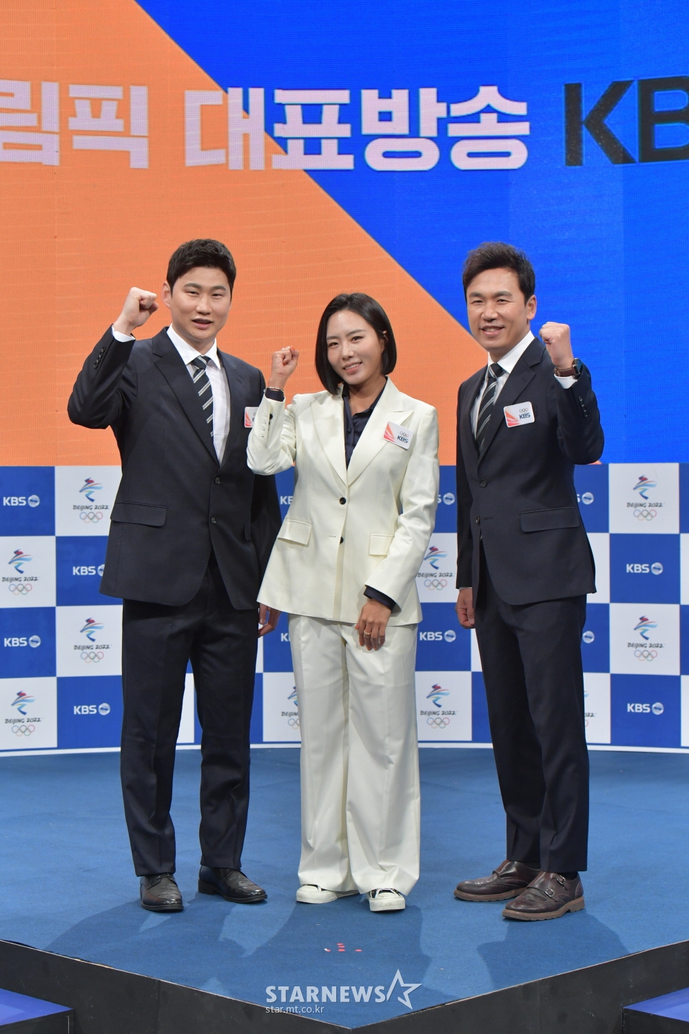 전 스피드스케이팅 선수 선수 이강석, 이상화, 이광용 아나운서가 4일 오전 온라인 생중계로 진행된 '2022 베이징동계올림픽 KBS방송단 기자간담회에 참석해 포즈를 취하고 있다. /사진제공=KBS 2022.01.04 /사진=이동훈 기자 photoguy@