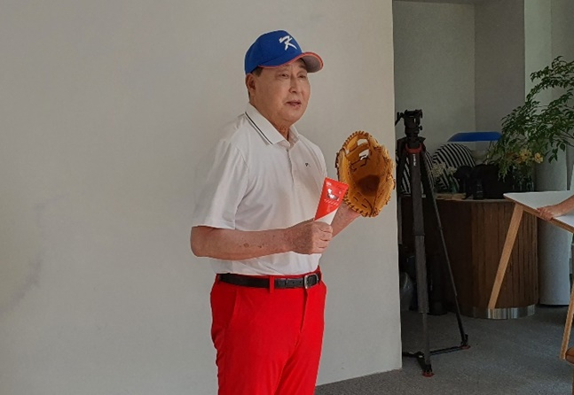 홍보 모델로 나선 김인식 전 감독. /사진=제이와이케이